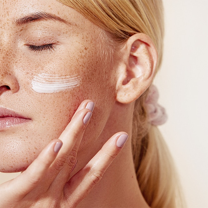 Hogyan alkalmazzuk az SPF-krémet smink alá?